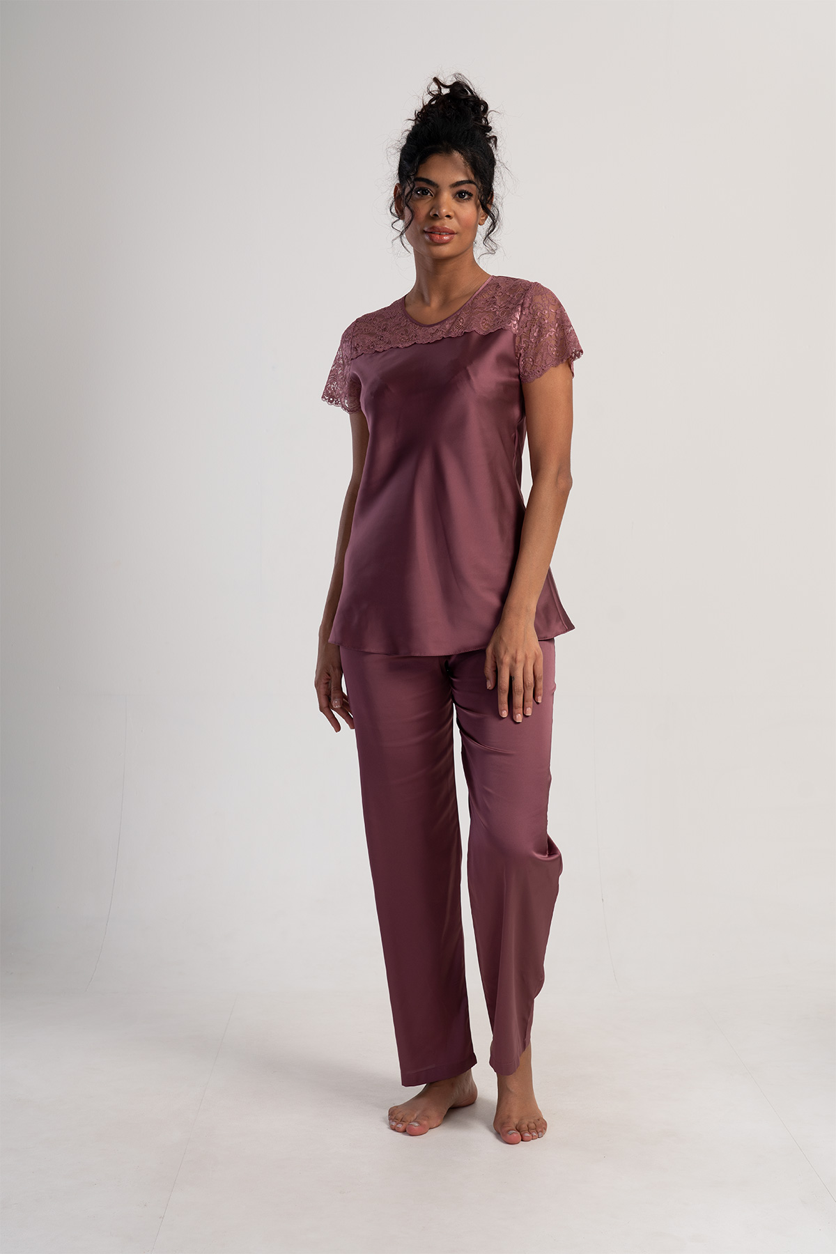 Woman Manie Short Sleeve Satin Pyjama Set Woman Manie Short Sleeve Satin Pyjama Set