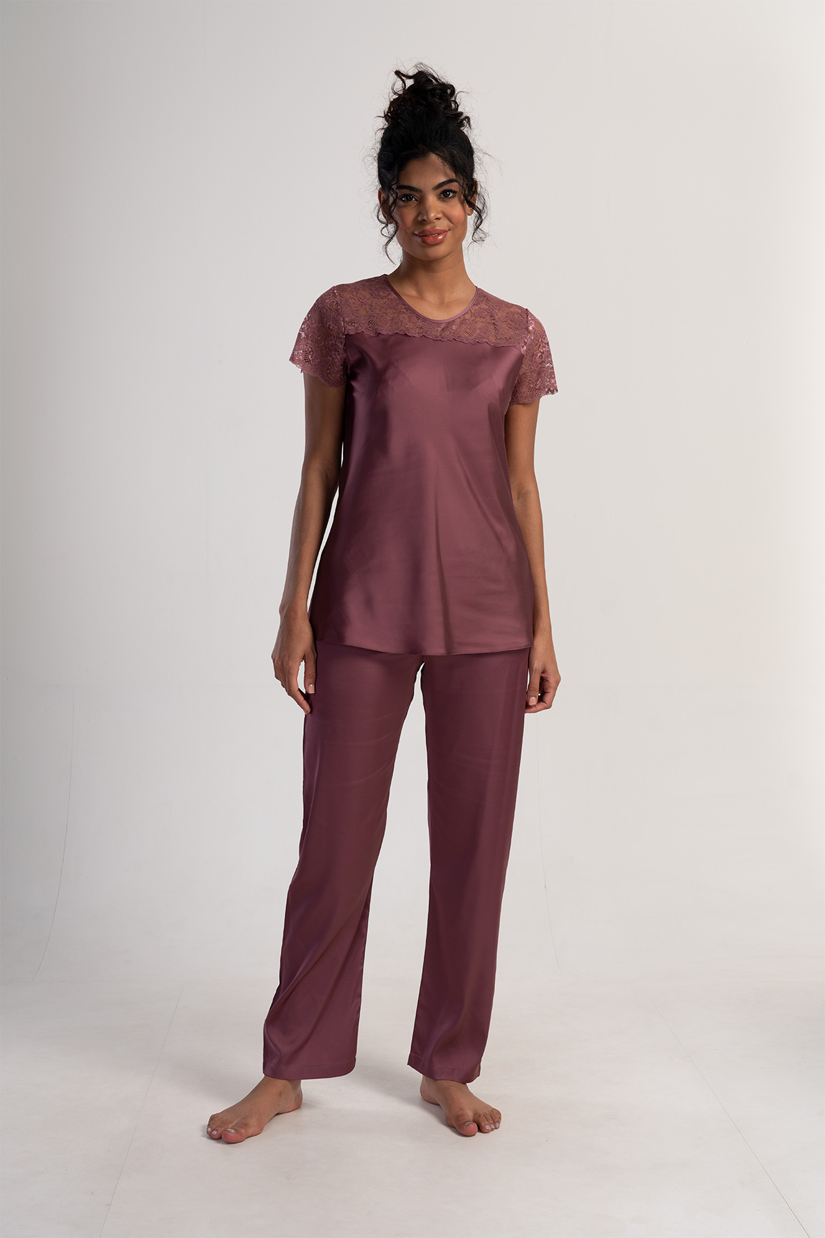 Woman Manie Short Sleeve Satin Pyjama Set Woman Manie Short Sleeve Satin Pyjama Set
