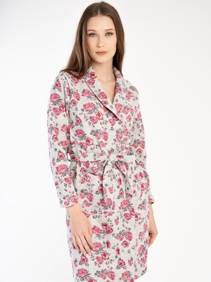 Woman Quilting Flowy Dressing Gown Woman Quilting Flowy Dressing Gown
