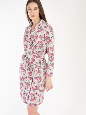 Woman Quilting Flowy Dressing Gown Woman Quilting Flowy Dressing Gown