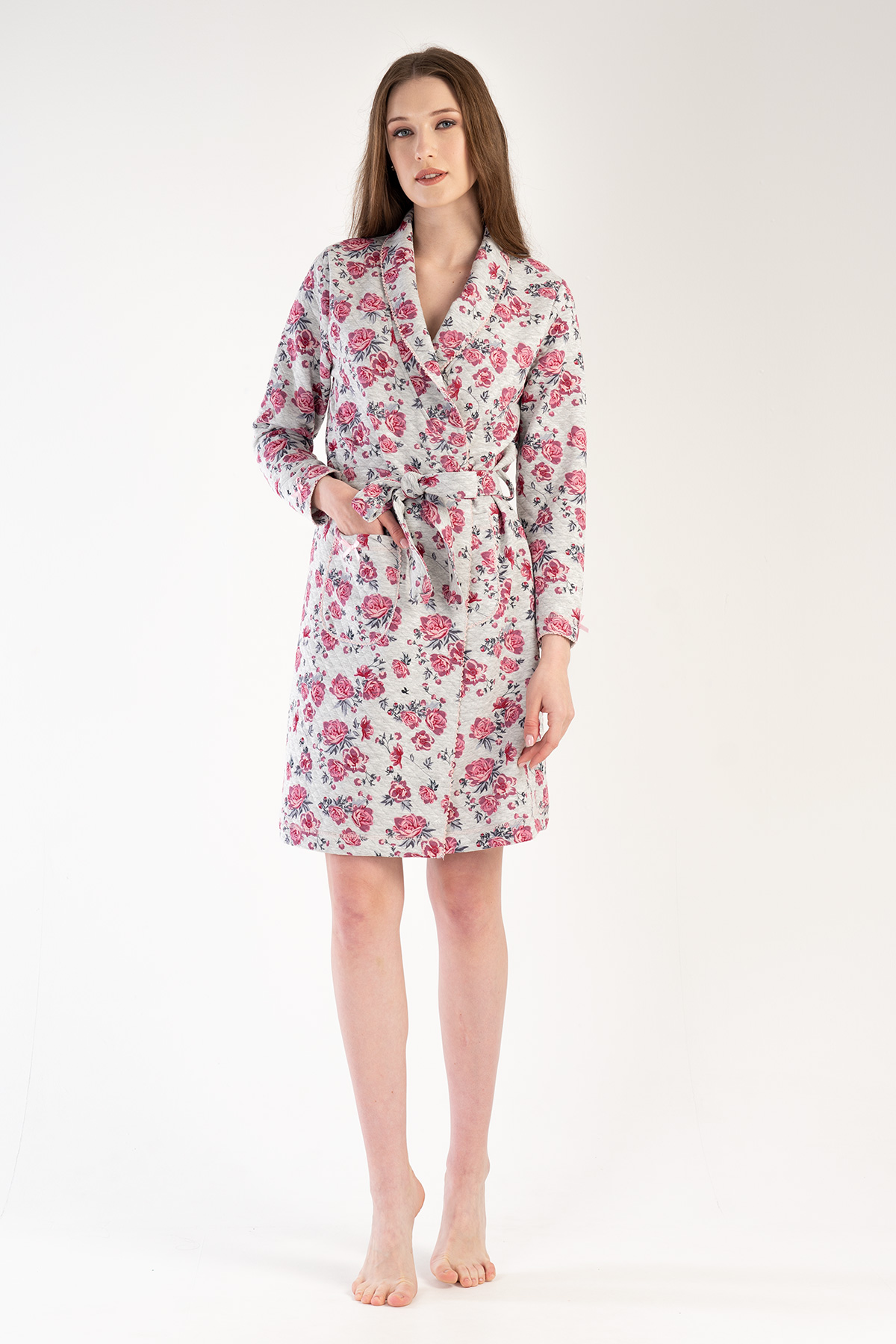 Woman Quilting Flowy Dressing Gown Woman Quilting Flowy Dressing Gown