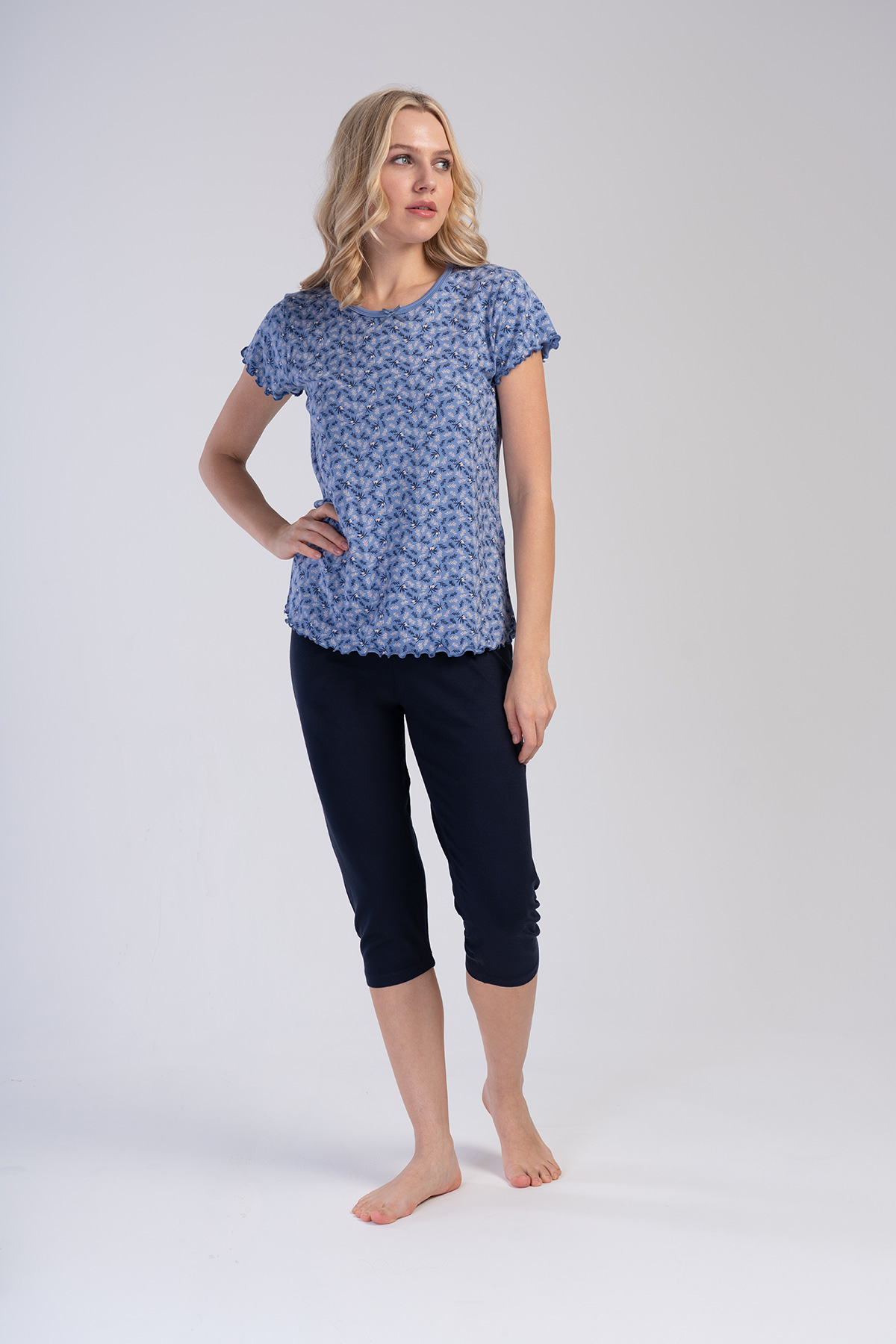 Woman Menna Viscon V Neck Short Sleeve Capri Set Woman Menna Viscon V Neck Short Sleeve Capri Set