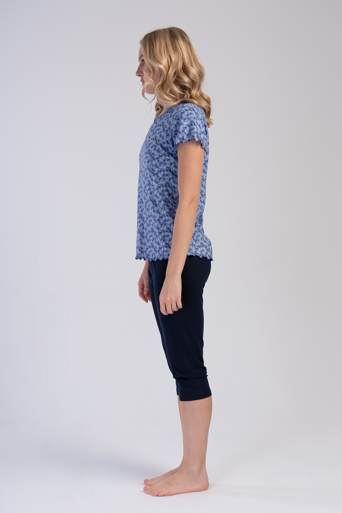 Woman Menna Viscon V Neck Short Sleeve Capri Set Woman Menna Viscon V Neck Short Sleeve Capri Set