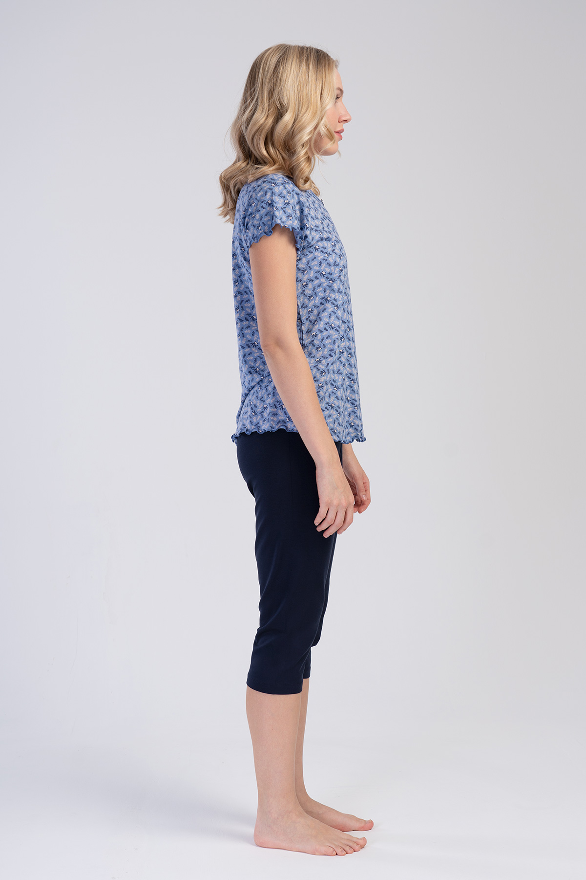 Woman Menna Viscon V Neck Short Sleeve Capri Set Woman Menna Viscon V Neck Short Sleeve Capri Set
