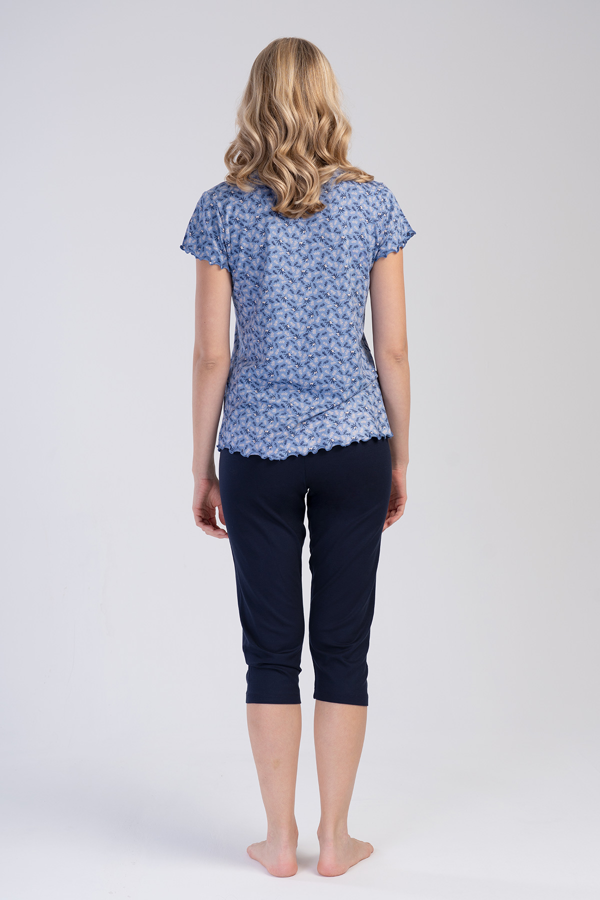 Woman Menna Viscon V Neck Short Sleeve Capri Set Woman Menna Viscon V Neck Short Sleeve Capri Set
